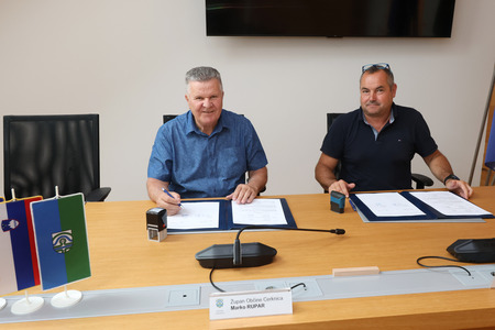 Semafor pri KD  podpis pogodbe 05 Foto Ljubo Vukelič